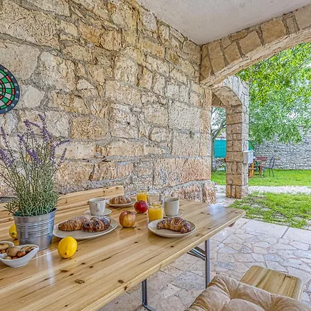 Vikendica Eden House *